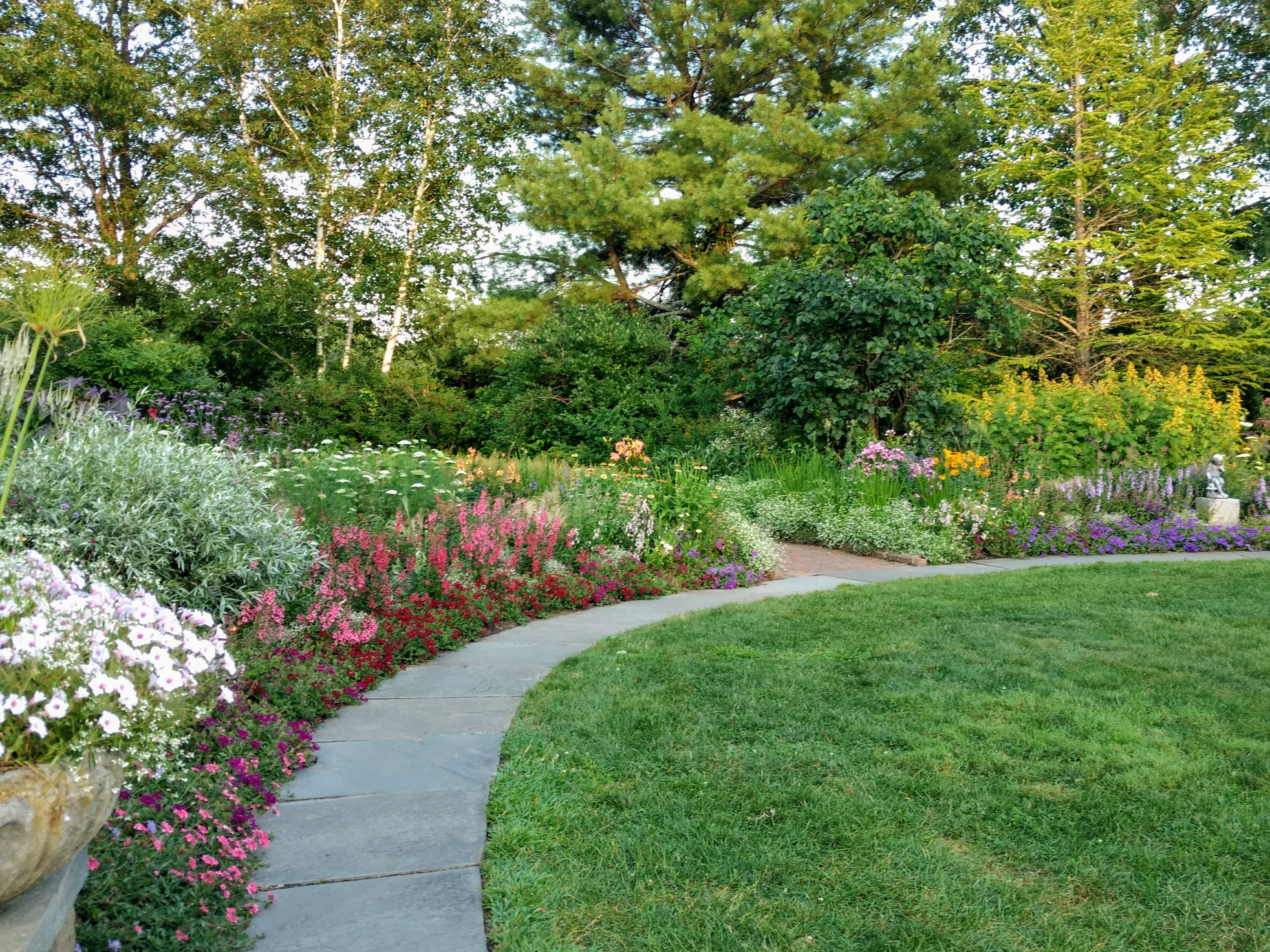 Благоустройство участка частного дома в Артеме и Приморском крае